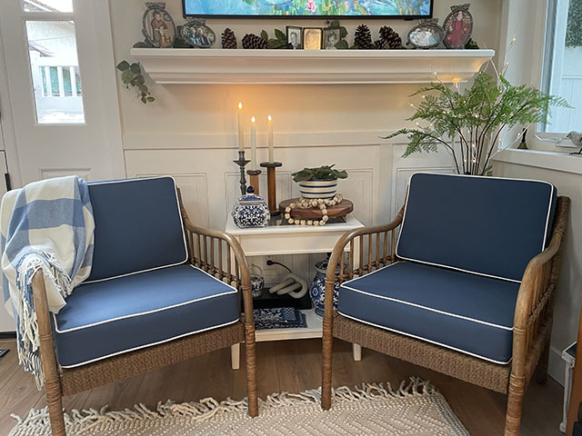 Sapphire Blue/Double Welt White, Boxed Edge, 21″ Wide  x  21″ Deep  x  4″ Thick