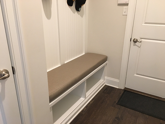 Mudroom bench in Boxed construction